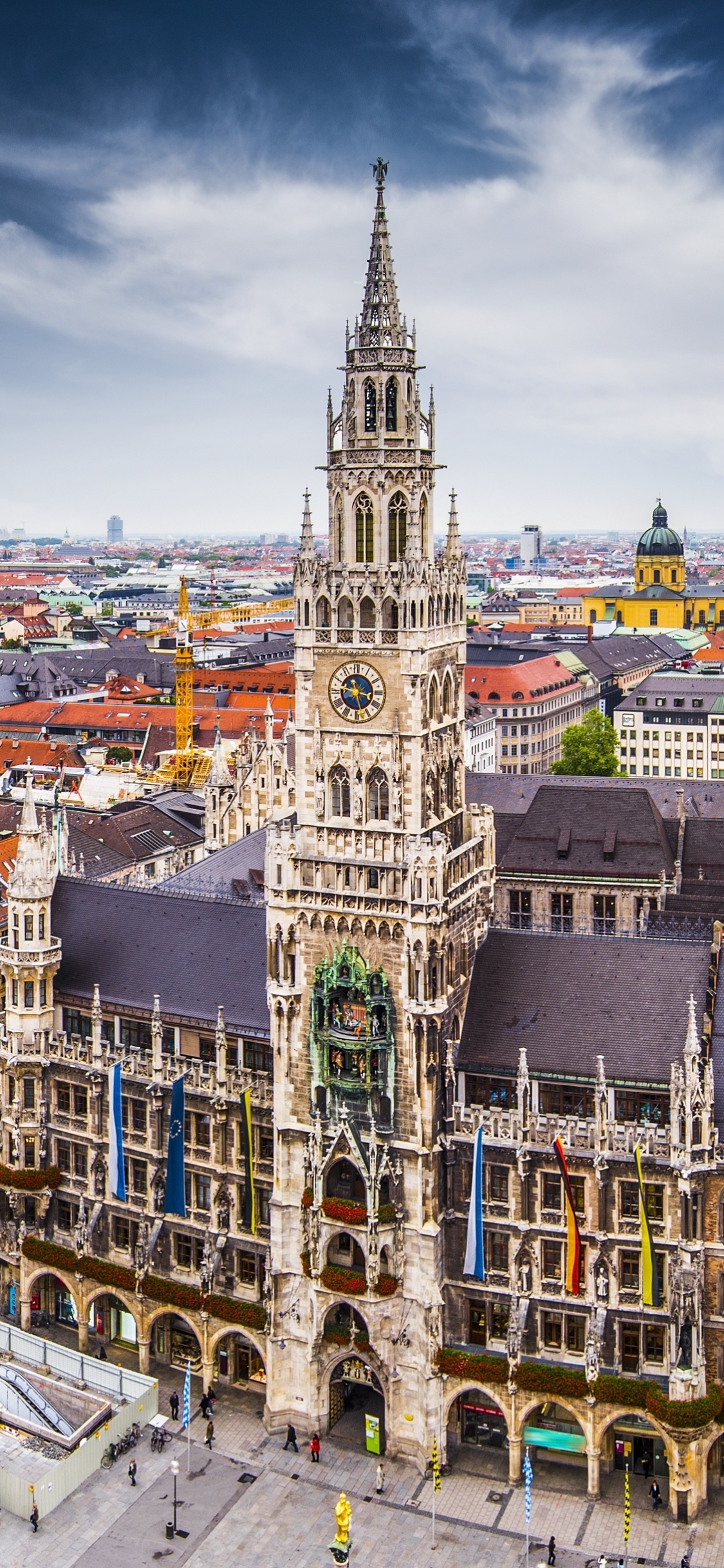 Bâtiment en Béton Brun et Blanc Sous Ciel Nuageux Pendant la Journée. Wallpaper in 1125x2436 Resolution