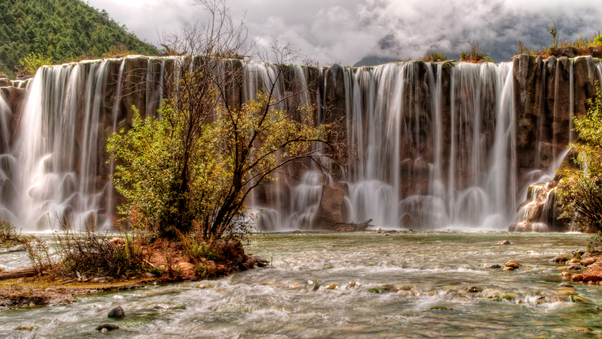 Cascadas en el Bosque Durante el Día.. Wallpaper in 1920x1080 Resolution