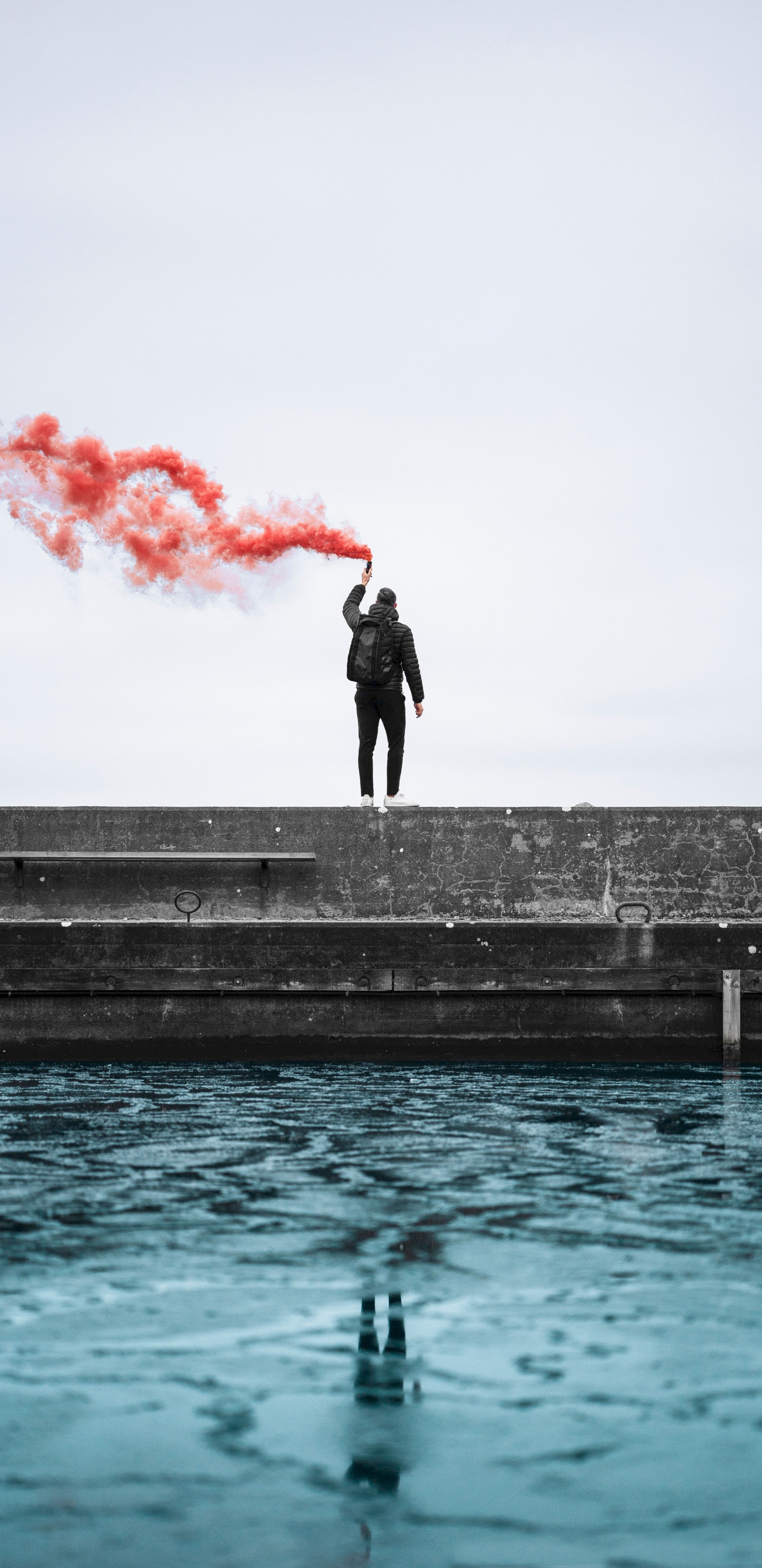 L'homme en Veste Noire Debout Sur un Quai en Béton Pendant la Journée. Wallpaper in 1440x2960 Resolution