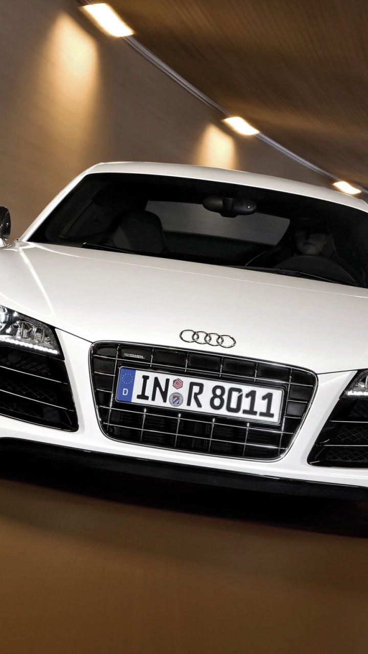 Weißer Audi r 8 Unterwegs. Wallpaper in 720x1280 Resolution