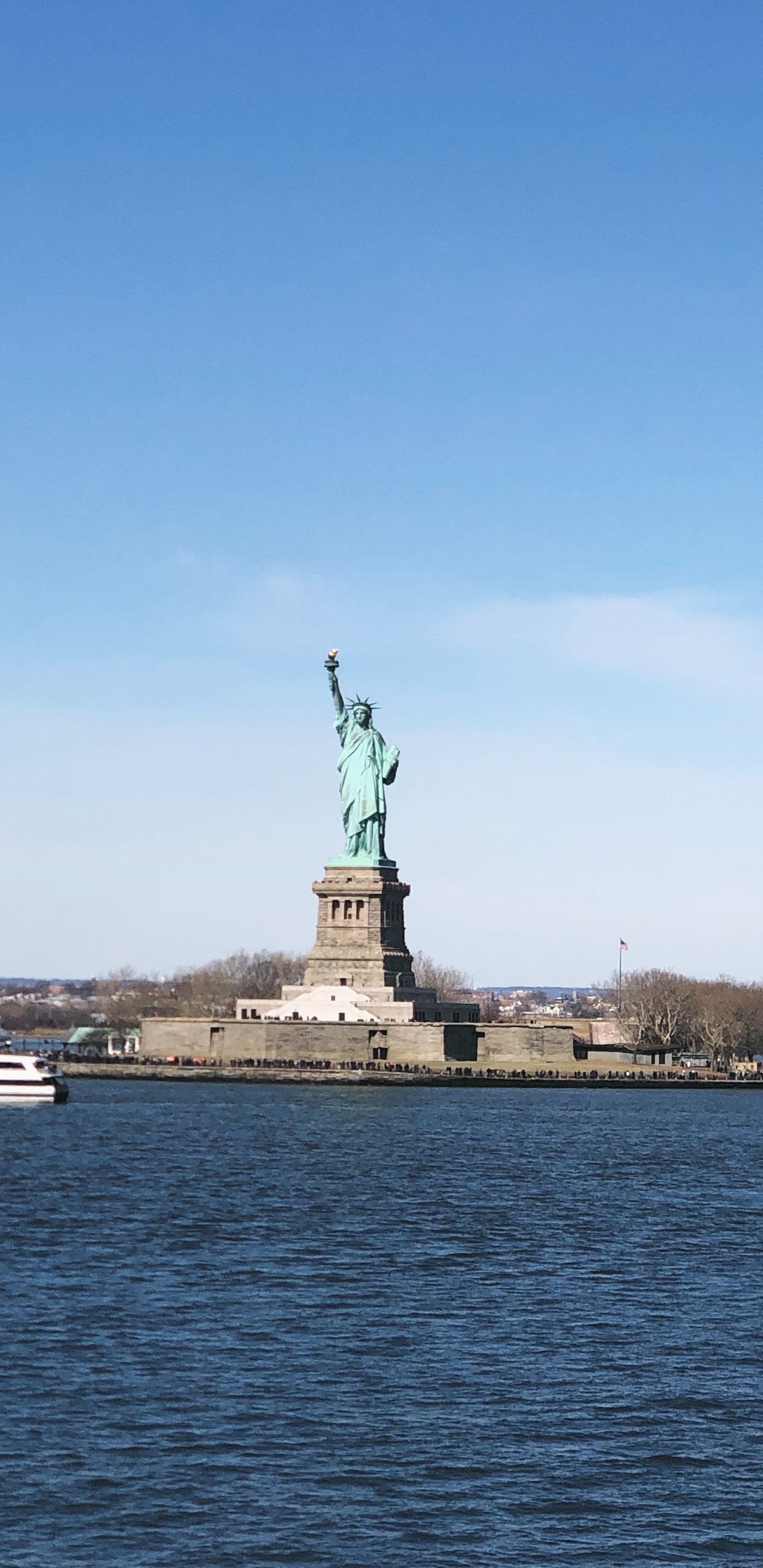New York City, Freiheitsstatue, Freiheitsstatue Nationaldenkmal, Schiff, Denkmal. Wallpaper in 1440x2960 Resolution