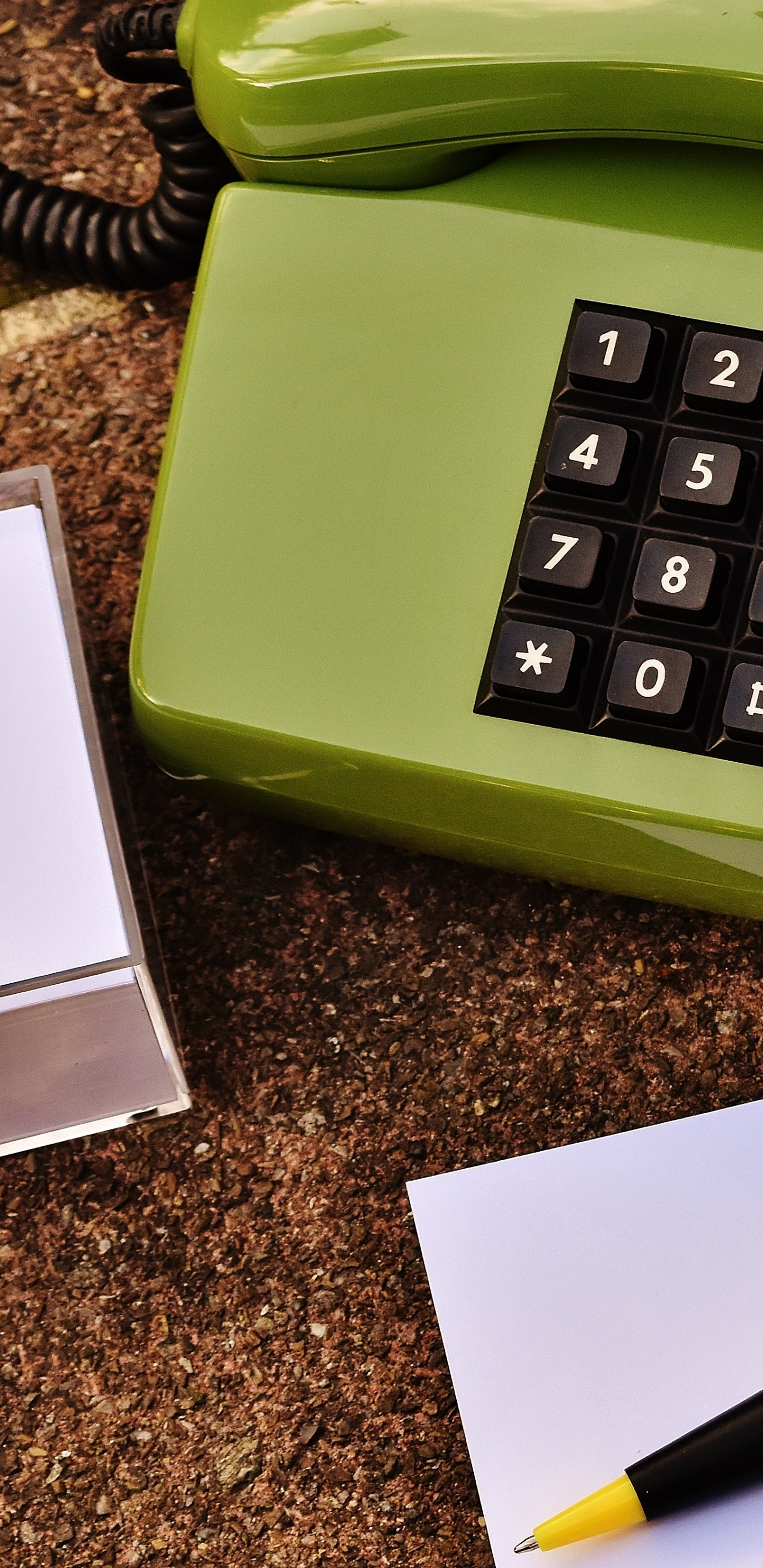 Papier D'imprimante Blanc à Côté du Téléphone Vert. Wallpaper in 1440x2960 Resolution