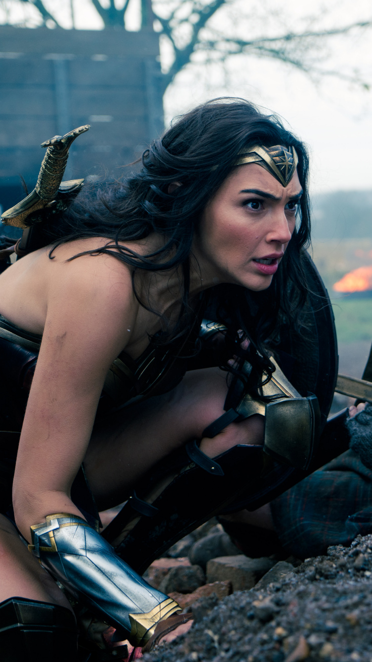 Frau im Schwarzen Tanktop, Die Tagsüber Auf Schwarzem Und Braunem Felsen Sitzt. Wallpaper in 750x1334 Resolution