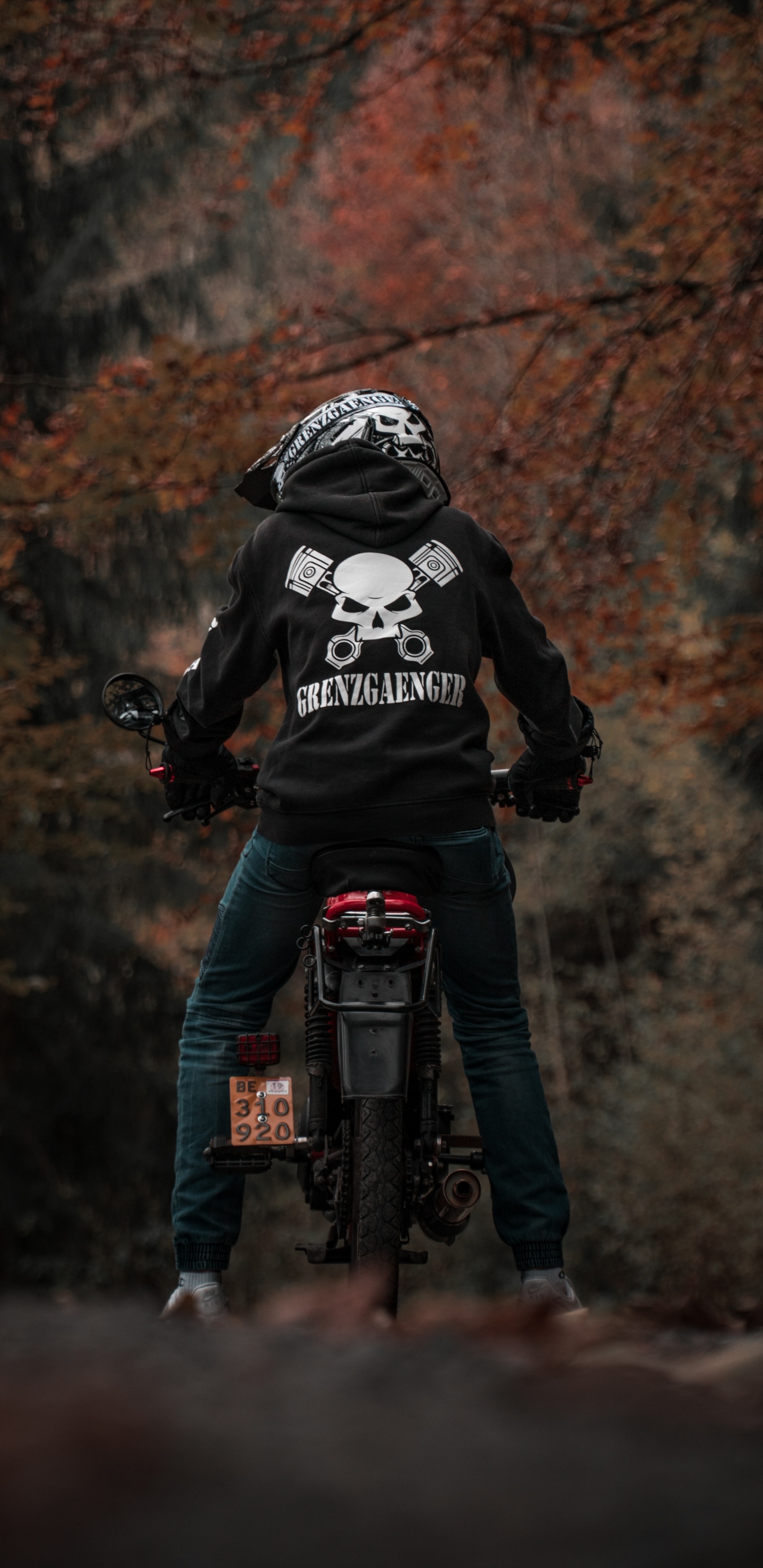 Hombre en Chaqueta Blanco y Negro Montando Motocicleta. Wallpaper in 1440x2960 Resolution