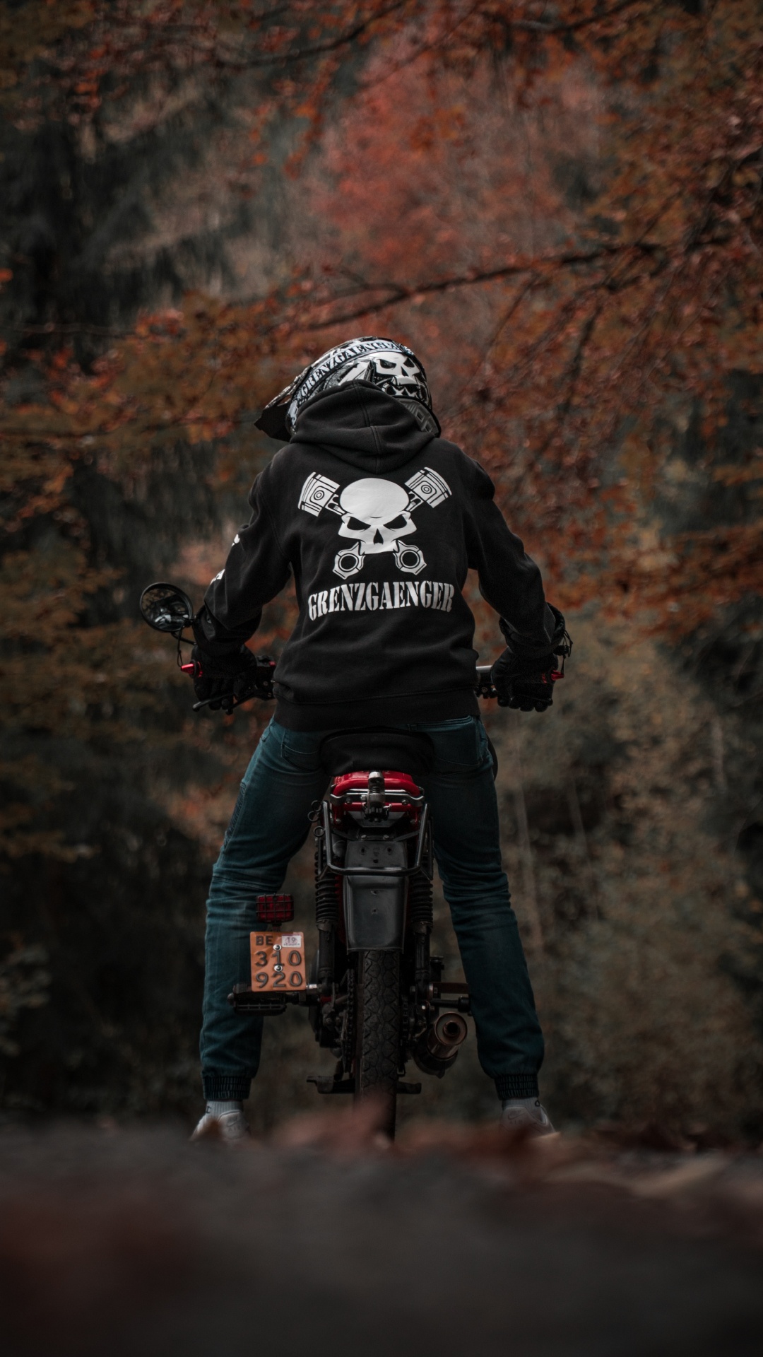 Homme en Veste Noire et Blanche Équitation Moto. Wallpaper in 1080x1920 Resolution