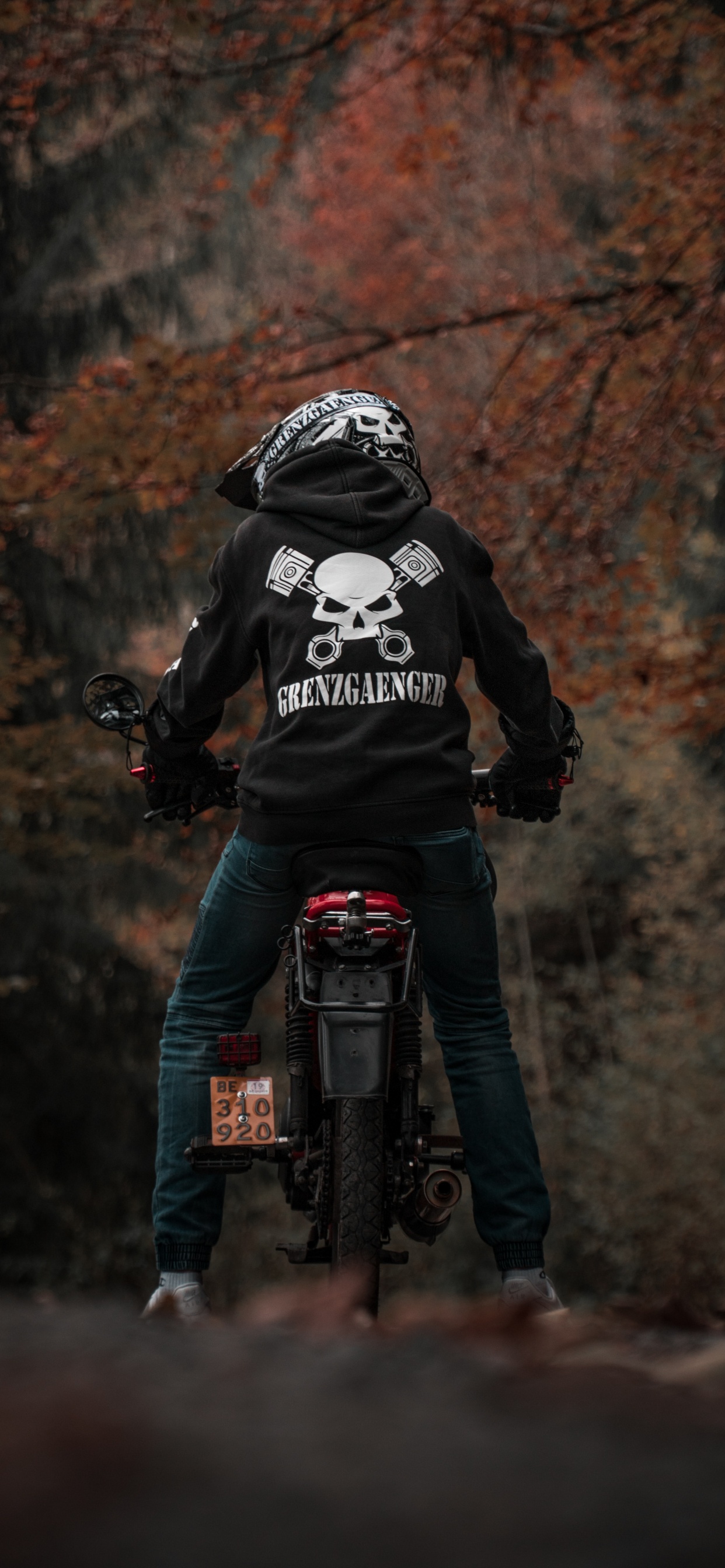 Homme en Veste Noire et Blanche Équitation Moto. Wallpaper in 1242x2688 Resolution