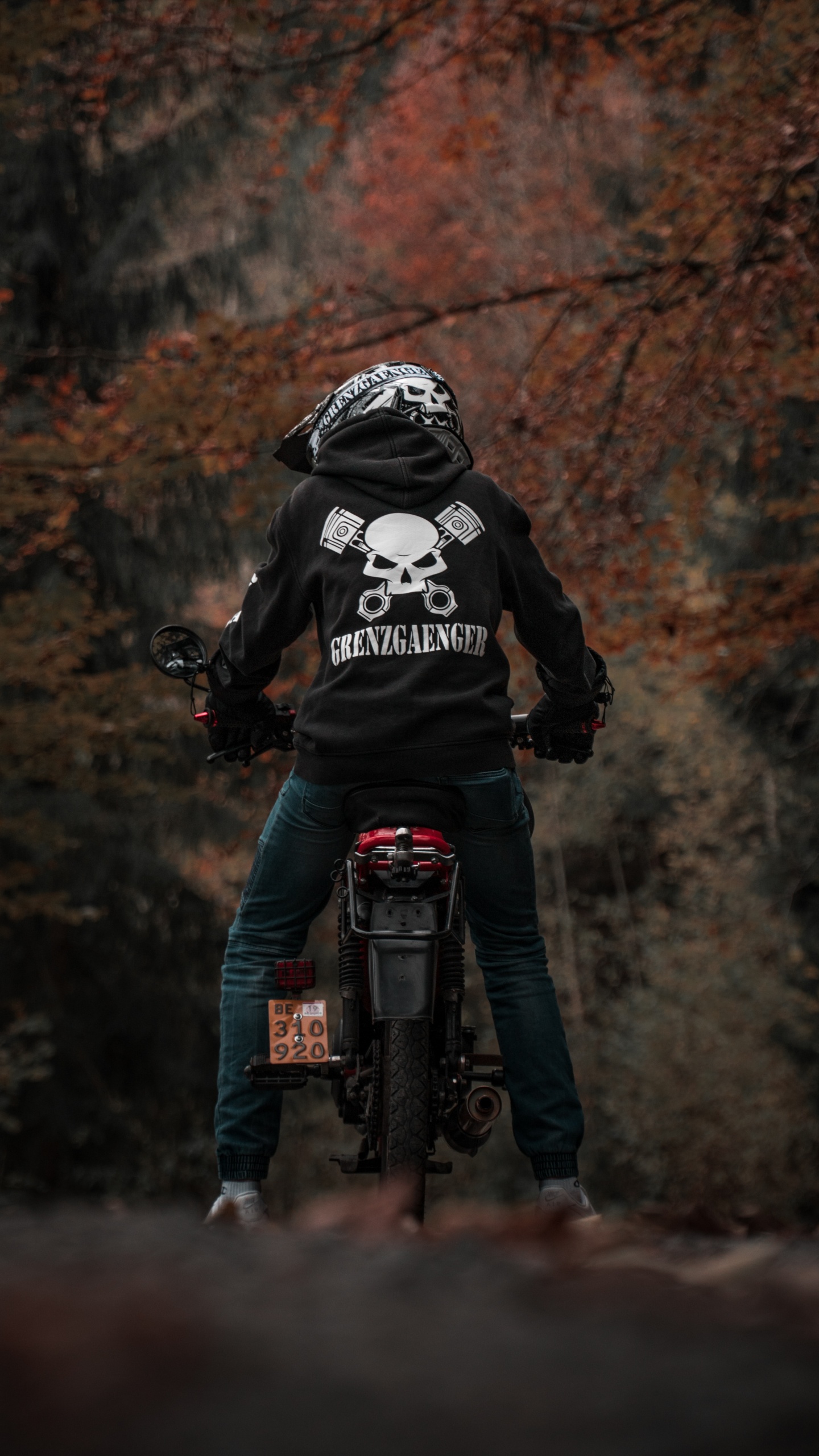 Man in Black and White Jacket Riding Motorcycle. Wallpaper in 1440x2560 Resolution