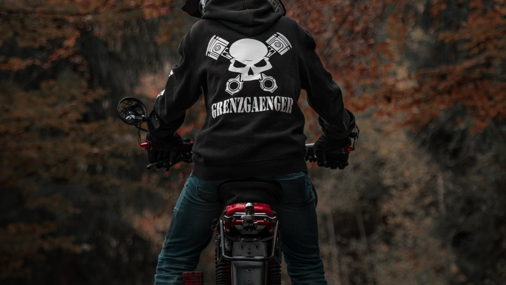 Mann in Schwarz-weißer Jacke, Der Motorrad Fährt. Wallpaper in 1920x1080 Resolution