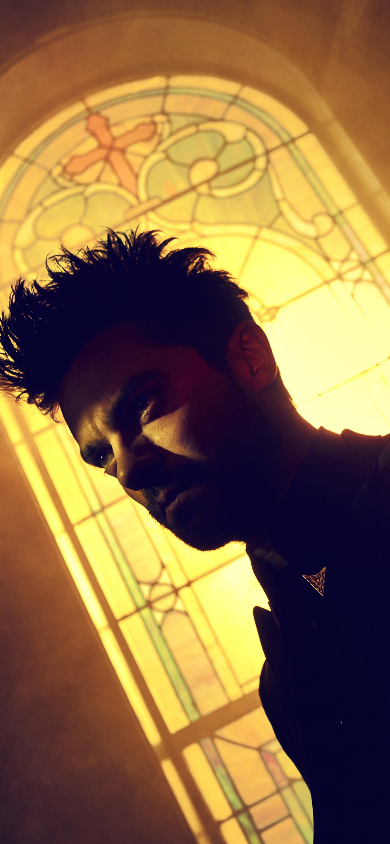 Hombre en Camisa Negra de Pie. Wallpaper in 1242x2688 Resolution