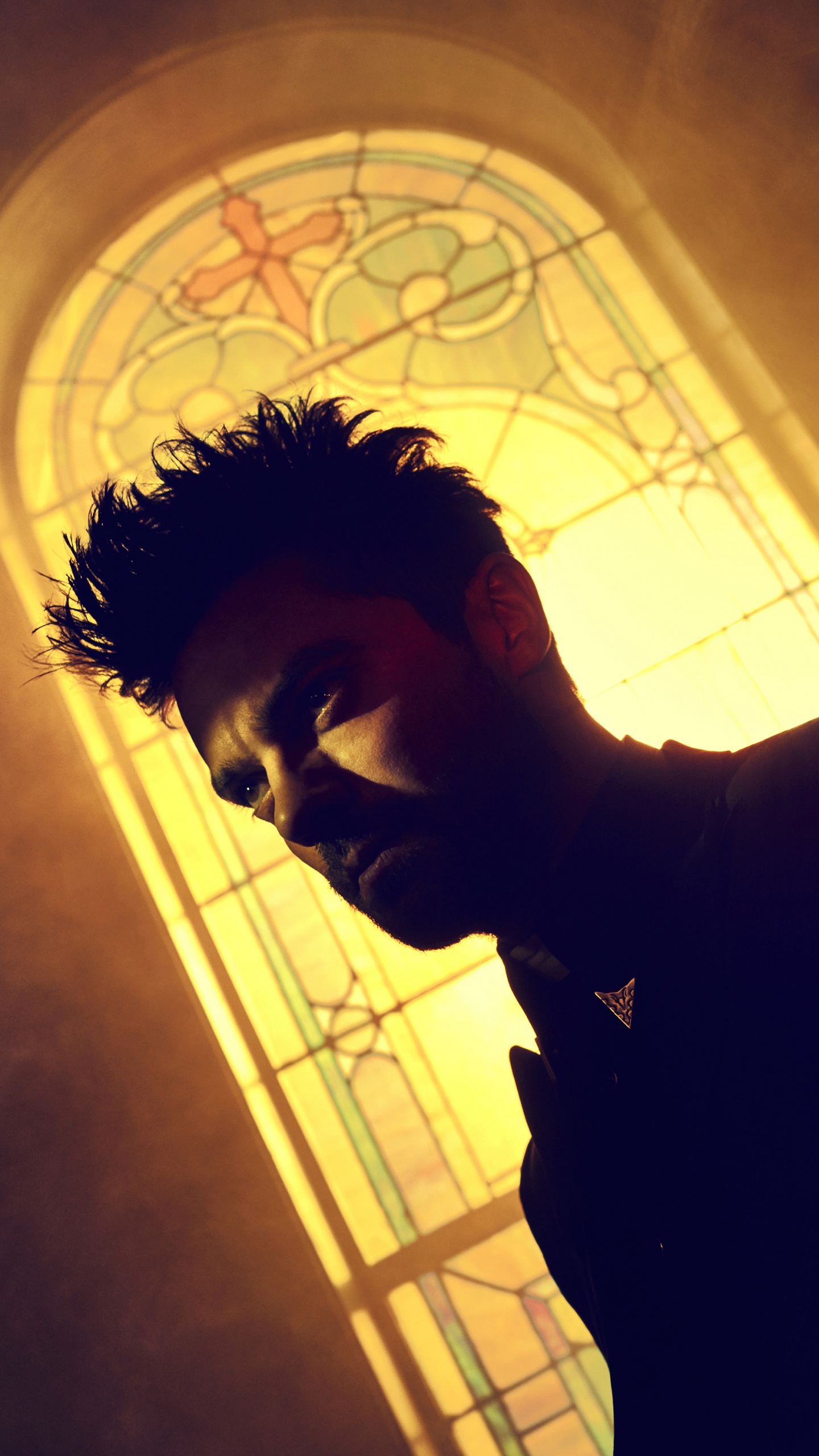 Hombre en Camisa Negra de Pie. Wallpaper in 1440x2560 Resolution