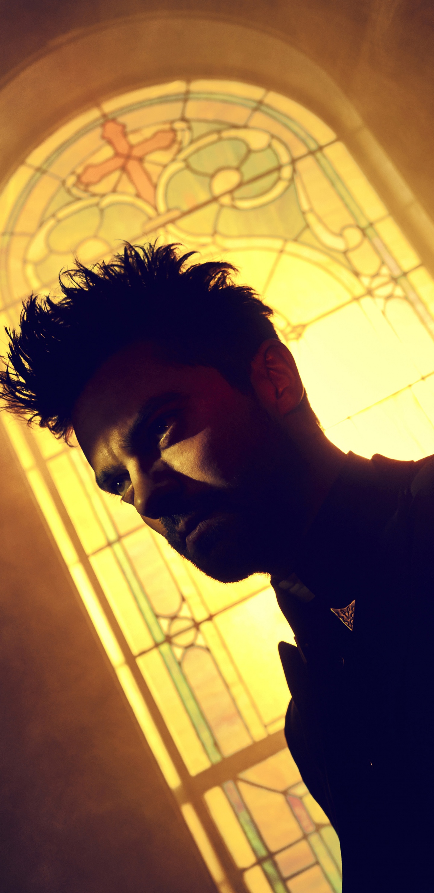 Homme en Chemise Noire Debout. Wallpaper in 1440x2960 Resolution