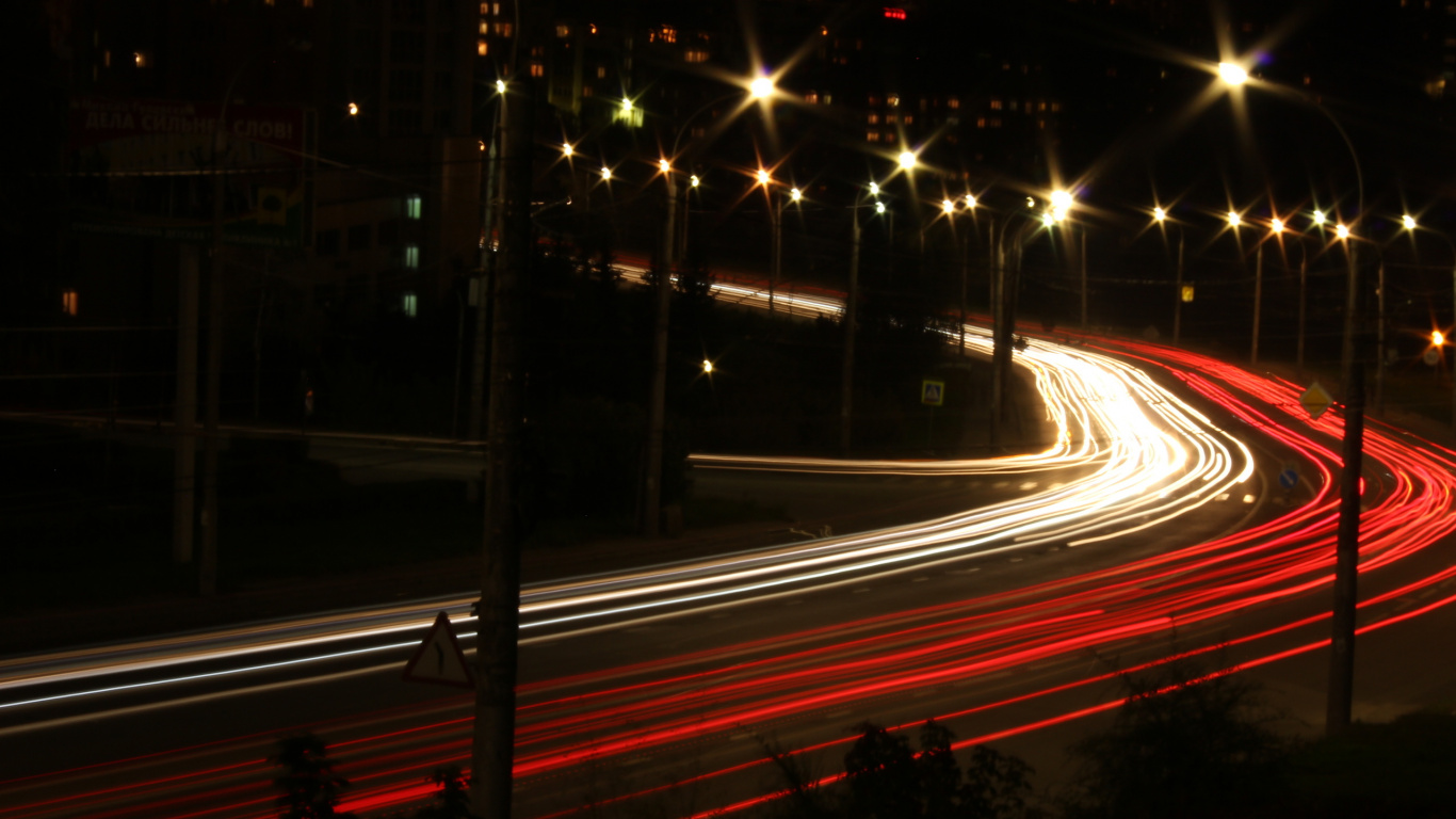 Zeitrafferaufnahmen Von Autos Auf Der Straße Während Der Nachtzeit. Wallpaper in 1366x768 Resolution