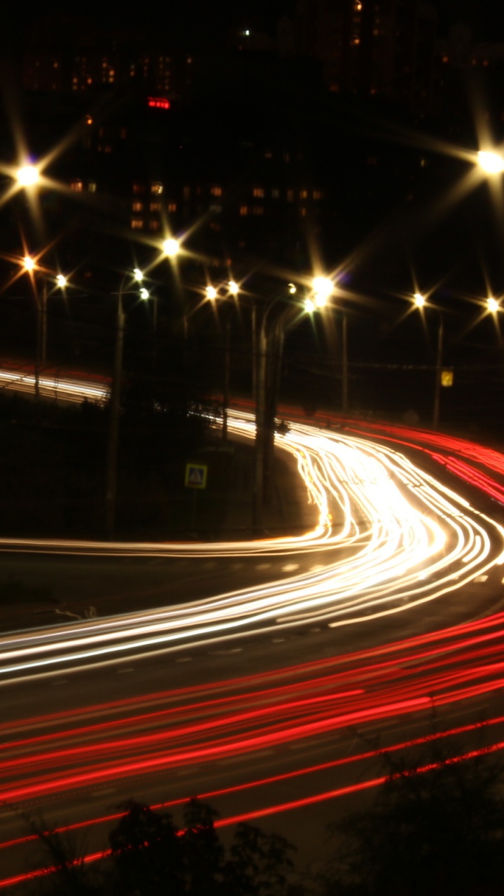 Zeitrafferaufnahmen Von Autos Auf Der Straße Während Der Nachtzeit. Wallpaper in 720x1280 Resolution