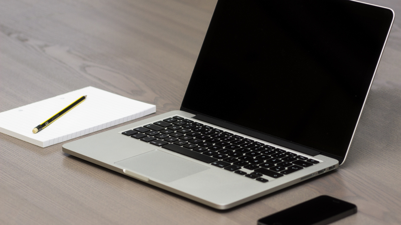 Macbook Pro à Côté D'un Smartphone Noir Sur Une Table en Bois Marron. Wallpaper in 1280x720 Resolution