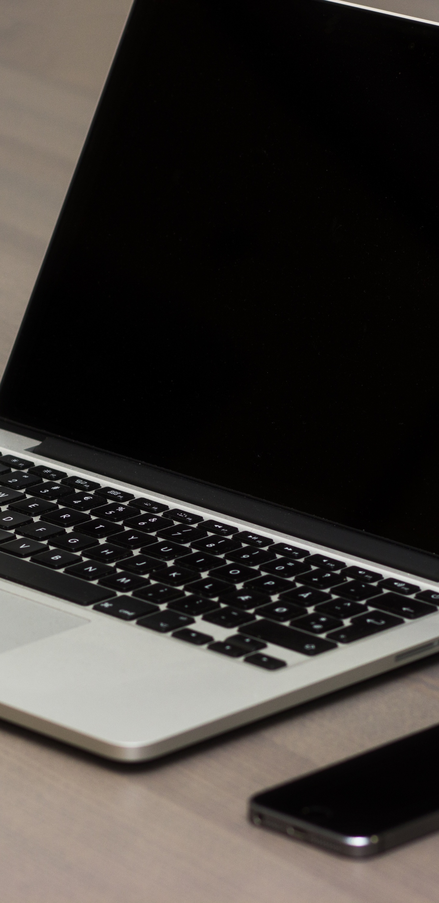 Macbook Pro à Côté D'un Smartphone Noir Sur Une Table en Bois Marron. Wallpaper in 1440x2960 Resolution