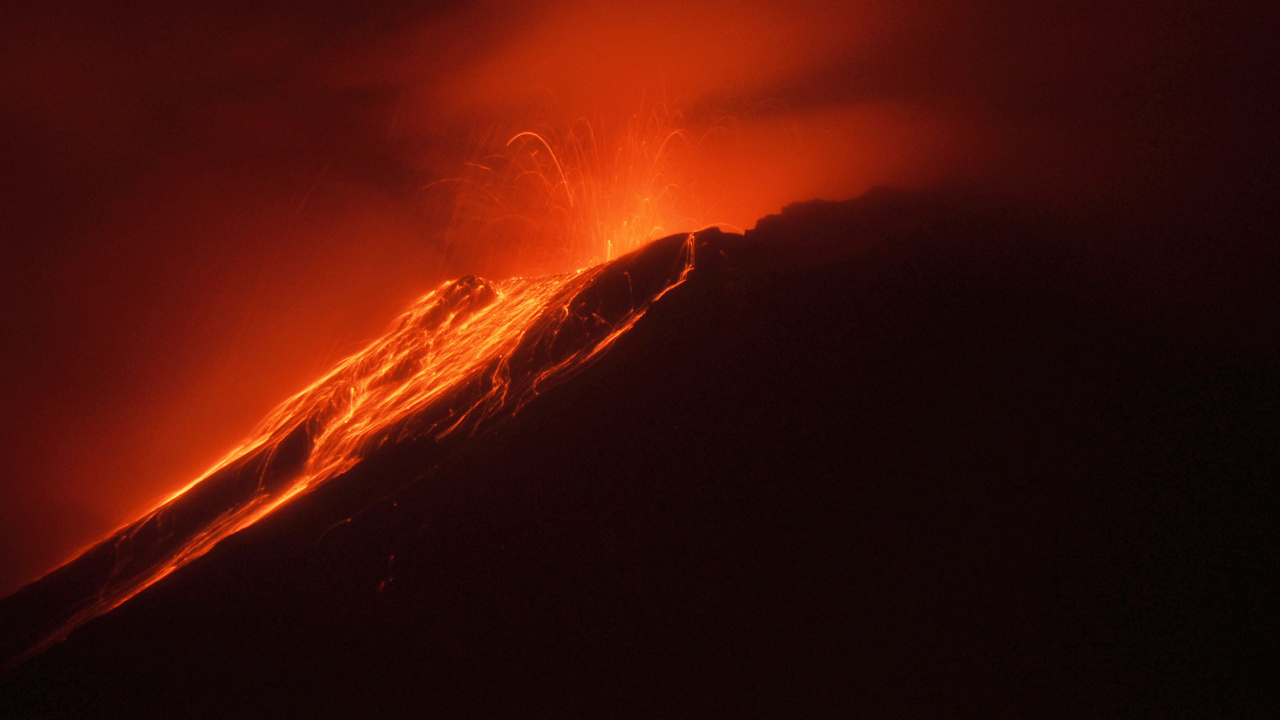 Orange Und Schwarze Wolken Während Der Nacht. Wallpaper in 1280x720 Resolution