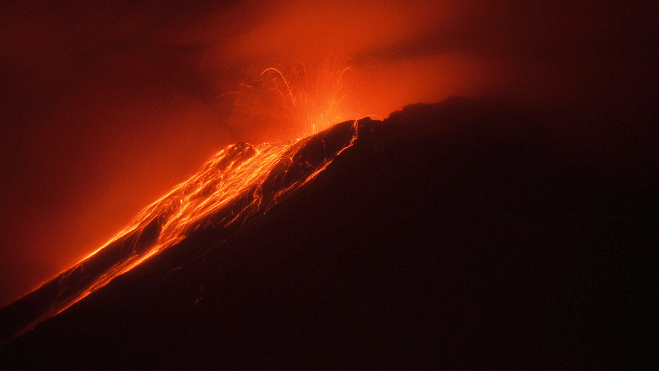Orange Und Schwarze Wolken Während Der Nacht. Wallpaper in 2560x1440 Resolution
