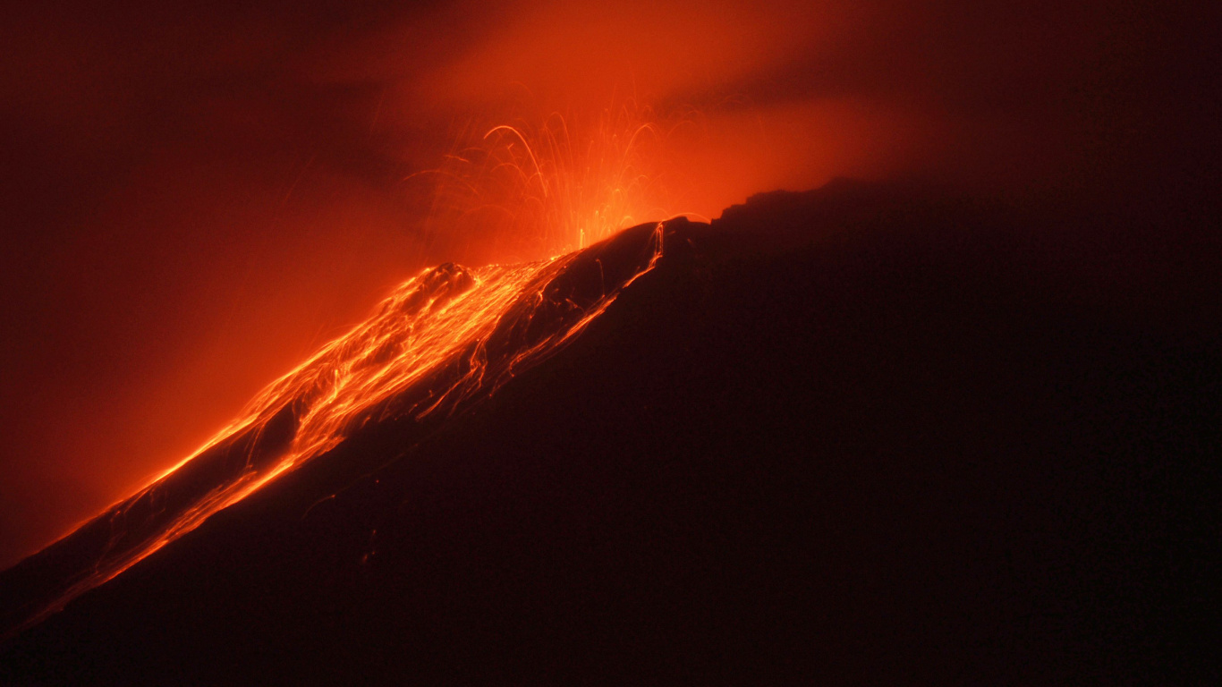 Nuages Orange et Noirs Pendant la Nuit. Wallpaper in 1366x768 Resolution