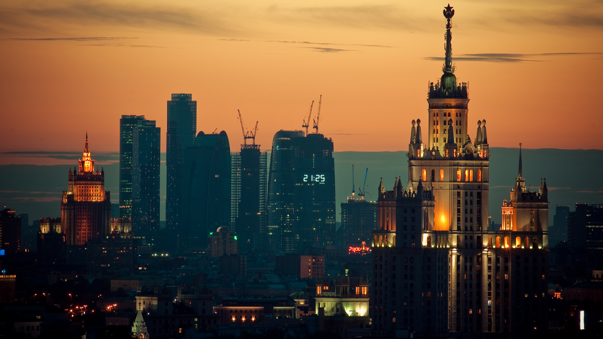 Stadt Mit Hochhäusern Bei Sonnenuntergang. Wallpaper in 1920x1080 Resolution