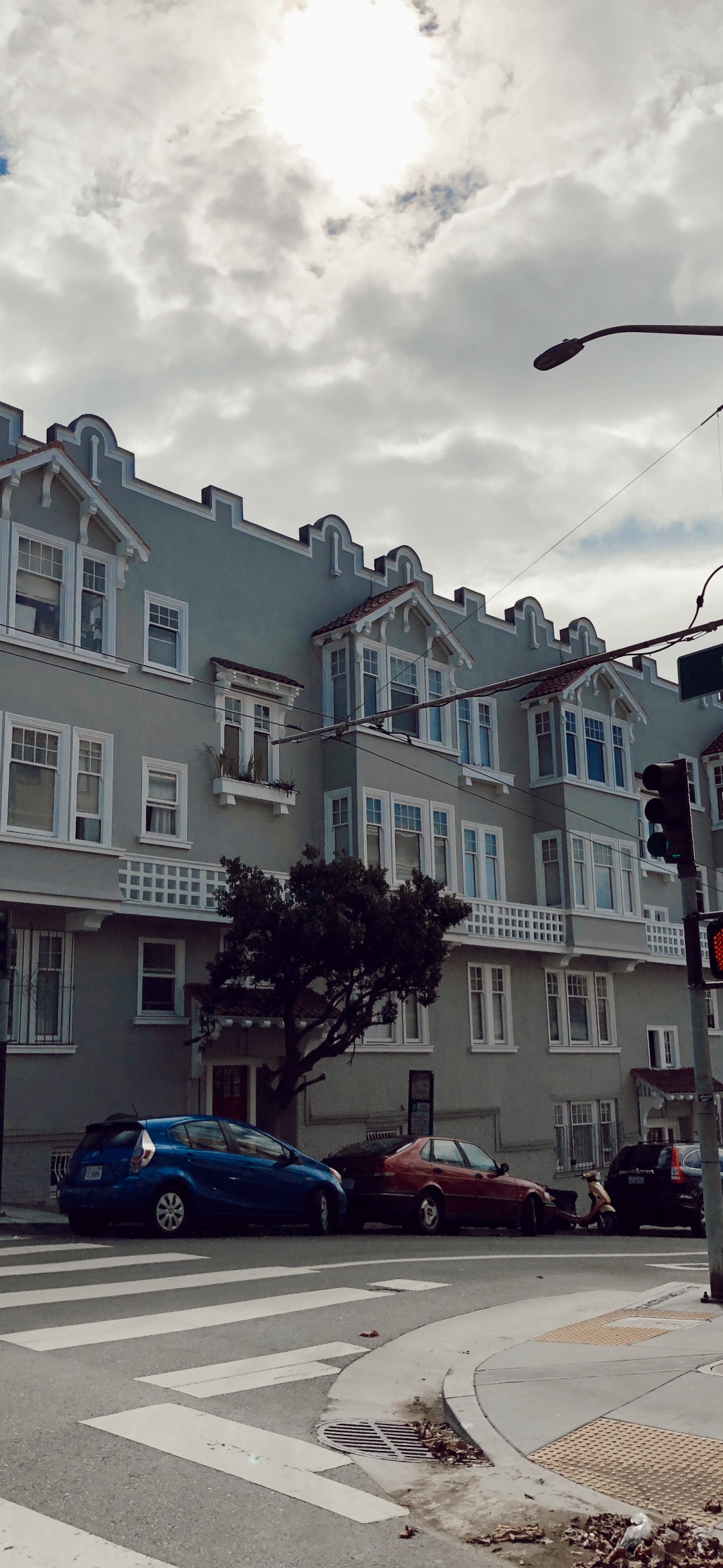 Fenêtre, Route, Quartier, Rue, Ville. Wallpaper in 1125x2436 Resolution