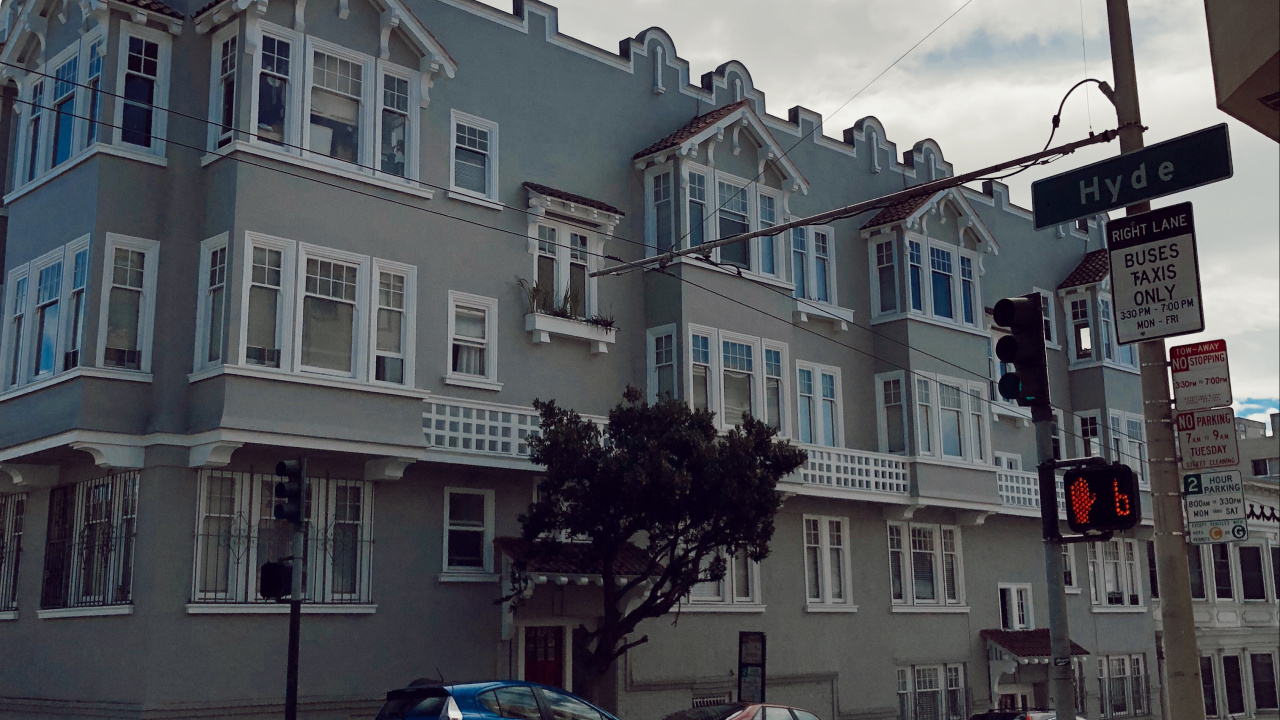 Fenêtre, Route, Quartier, Rue, Ville. Wallpaper in 1280x720 Resolution