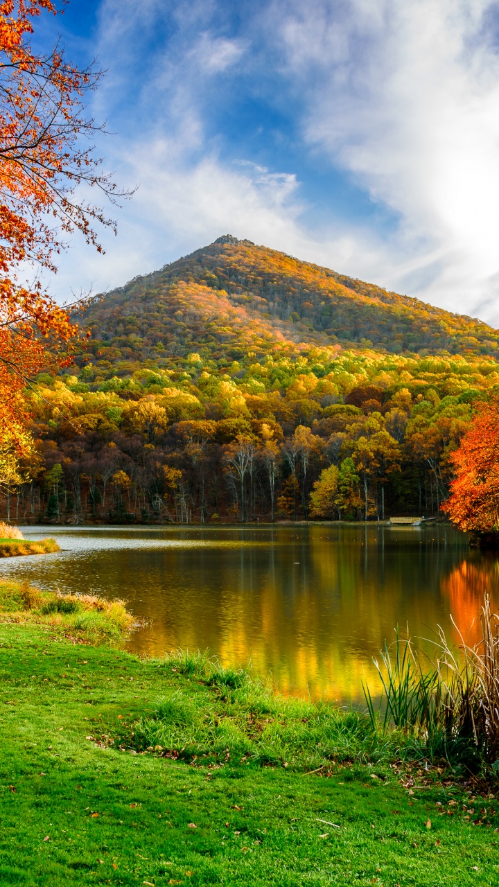 Montaña Verde y Marrón Cerca Del Cuerpo de Agua Bajo un Cielo Nublado Azul y Blanco Durante el Día. Wallpaper in 720x1280 Resolution