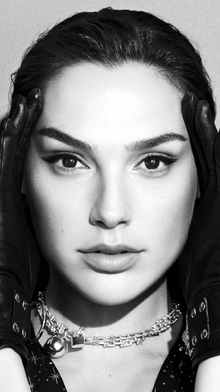 Gants de Gal Gadot, Gal Gadot, Wonder Woman, Diana Prince, Face. Wallpaper in 720x1280 Resolution