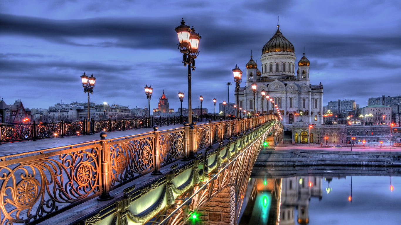 Weißes Und Braunes Betongebäude in Der Nähe Eines Gewässers Während Der Nacht. Wallpaper in 1366x768 Resolution