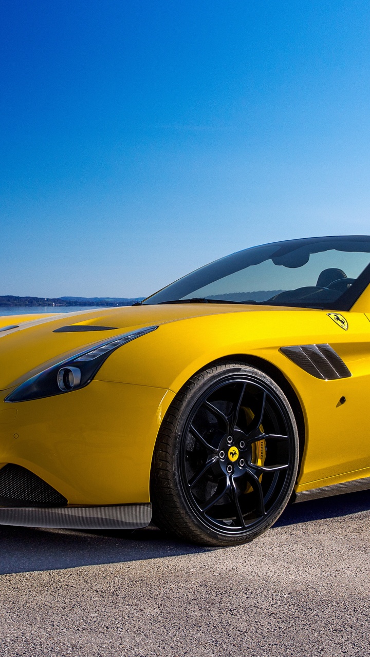 Porsche 911 Amarillo en la Carretera Durante el Día. Wallpaper in 720x1280 Resolution