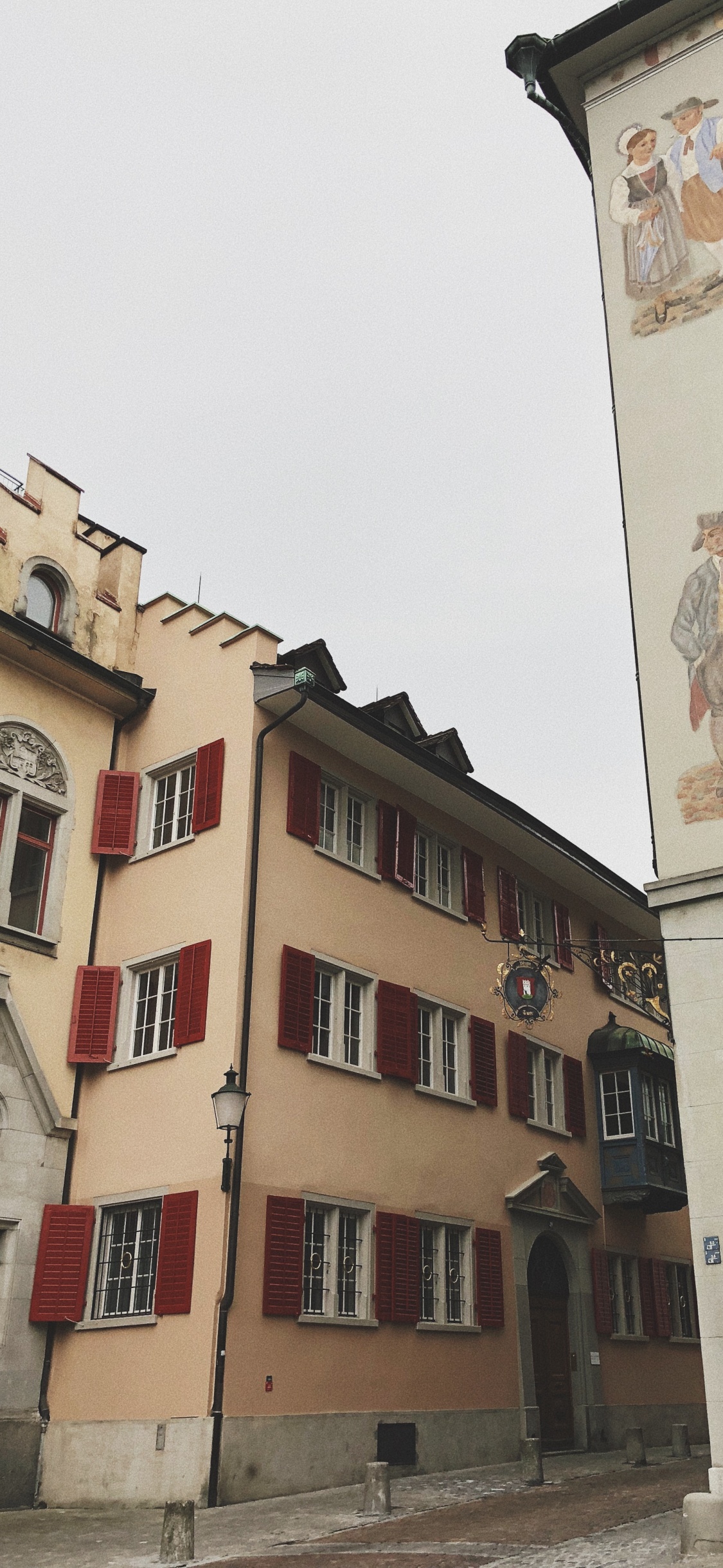 Architektur, Fenster, Fassade, Nachbarschaft, Stadt. Wallpaper in 1125x2436 Resolution