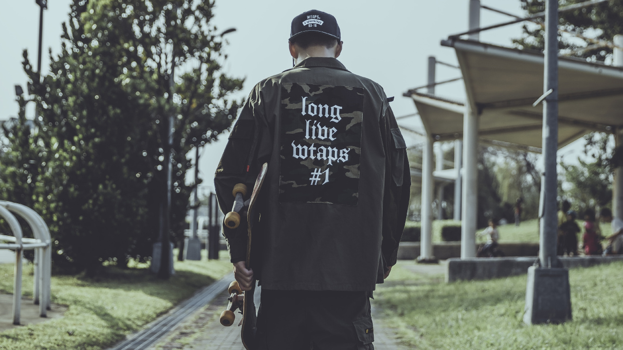 Mann im Schwarzen Hoodie, Der Tagsüber Auf Dem Bürgersteig Geht. Wallpaper in 1280x720 Resolution