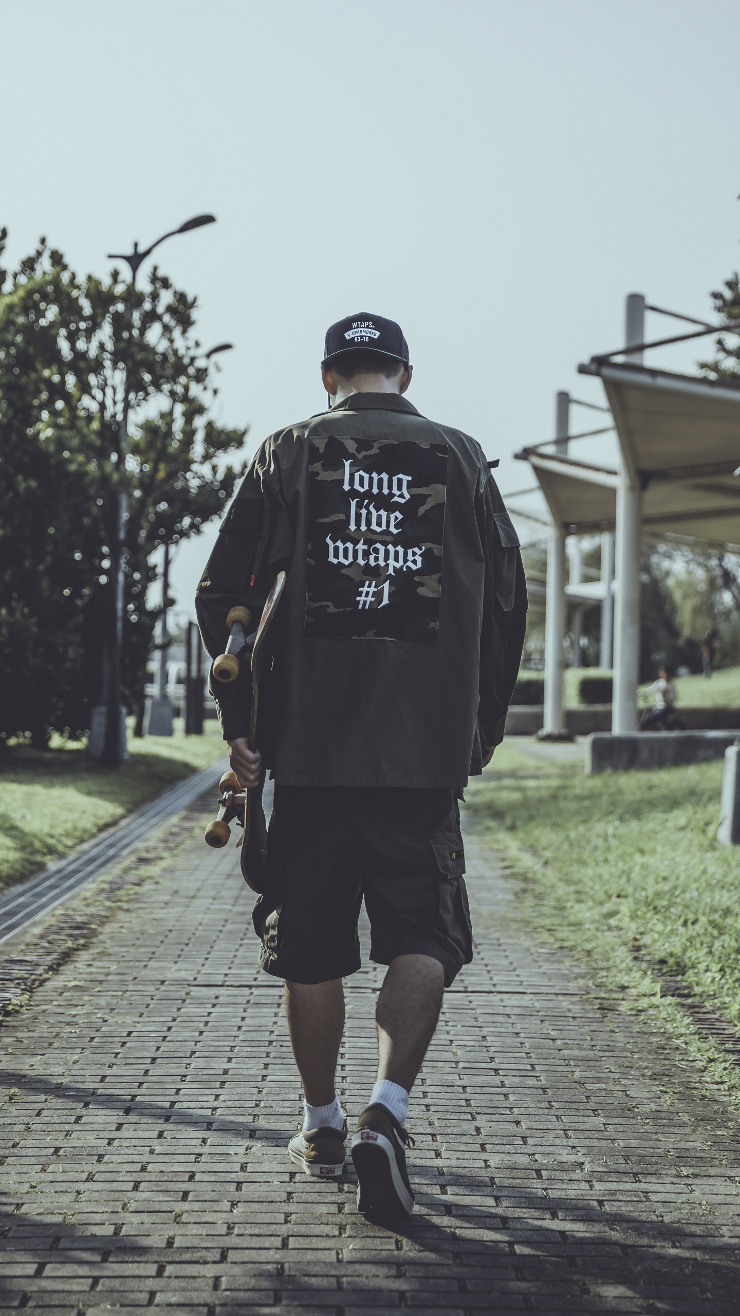 Mann im Schwarzen Hoodie, Der Tagsüber Auf Dem Bürgersteig Geht. Wallpaper in 1440x2560 Resolution