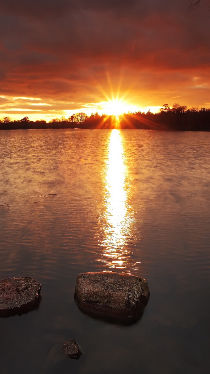 Gewässer Bei Sonnenuntergang. Wallpaper in 720x1280 Resolution
