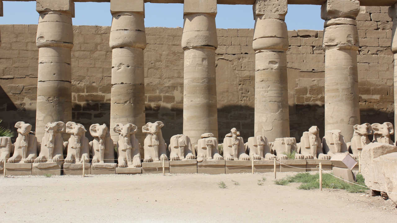Personnes Debout Près D'un Bâtiment en Béton Brun Pendant la Journée. Wallpaper in 1280x720 Resolution