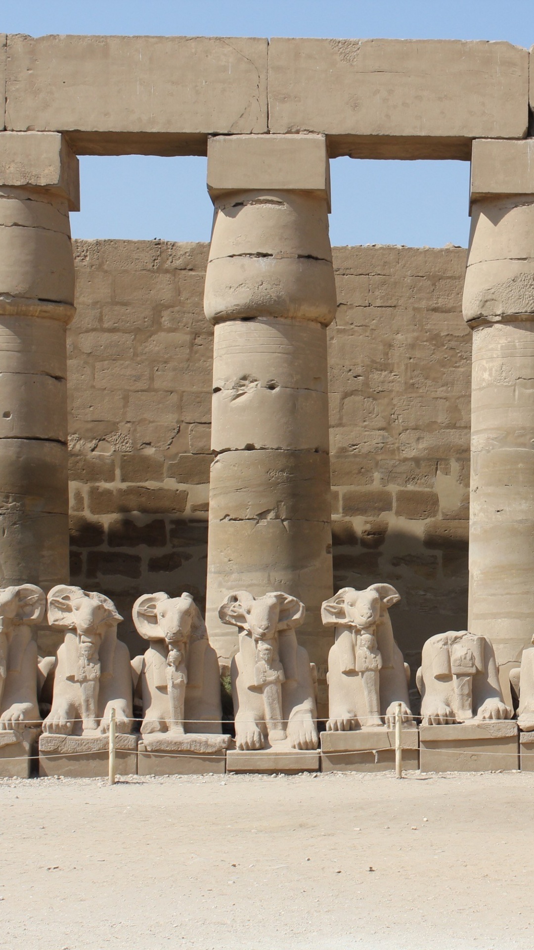 Leute, Die Tagsüber in Der Nähe Eines Braunen Betongebäudes Stehen. Wallpaper in 1080x1920 Resolution