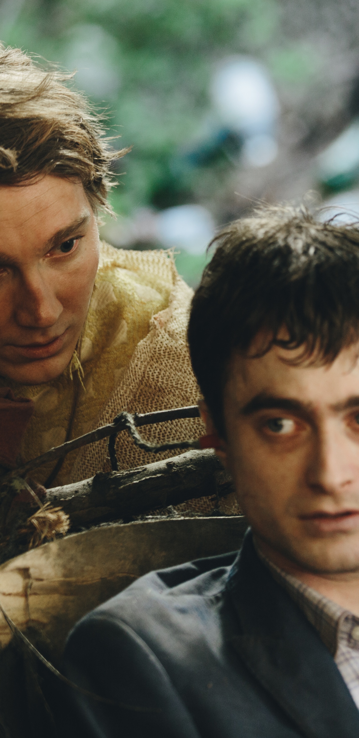 Hombre en Camisa Negra Con Botones al Lado Del Hombre en Chaqueta de Cuero Negro. Wallpaper in 1440x2960 Resolution