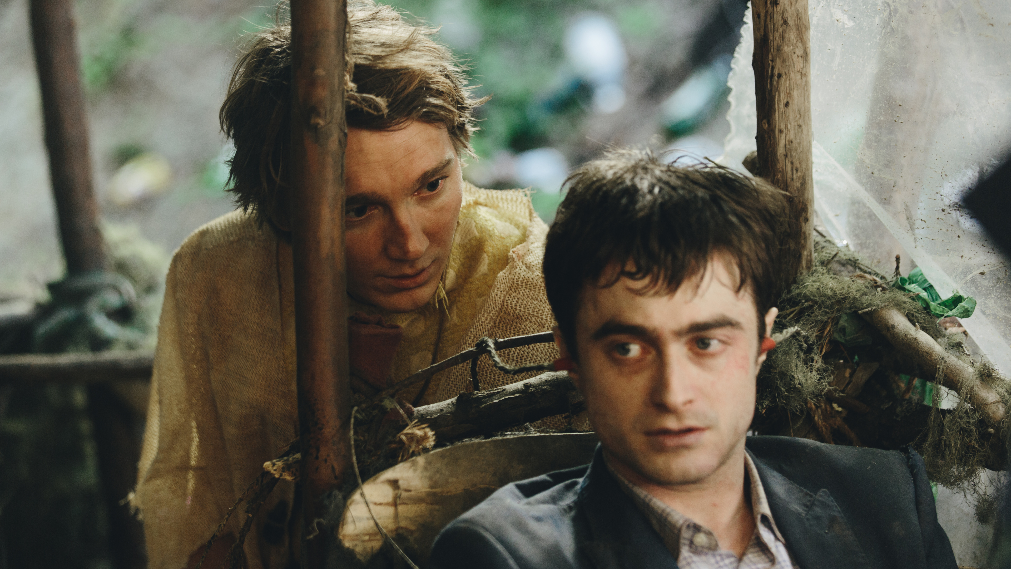 Mann in Schwarzem Hemd Mit Knöpfen Neben Mann in Schwarzer Lederjacke. Wallpaper in 3840x2160 Resolution