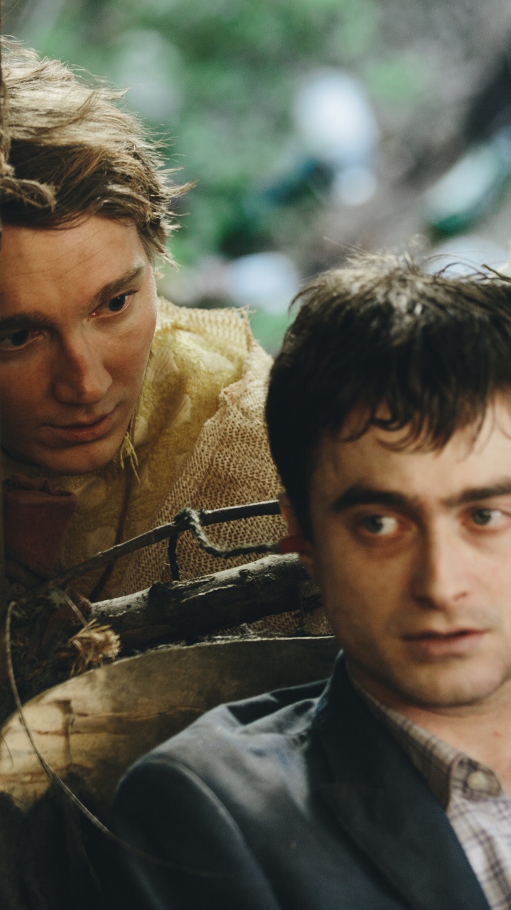 Mann in Schwarzem Hemd Mit Knöpfen Neben Mann in Schwarzer Lederjacke. Wallpaper in 720x1280 Resolution