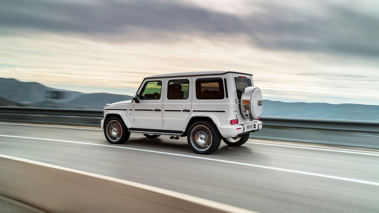 Suv Blanc Sur Route Asphaltée Grise Pendant la Journée. Wallpaper in 1280x720 Resolution