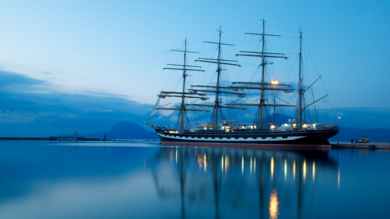 Barco Marrón y Negro Sobre el Agua Durante el Día. Wallpaper in 1366x768 Resolution