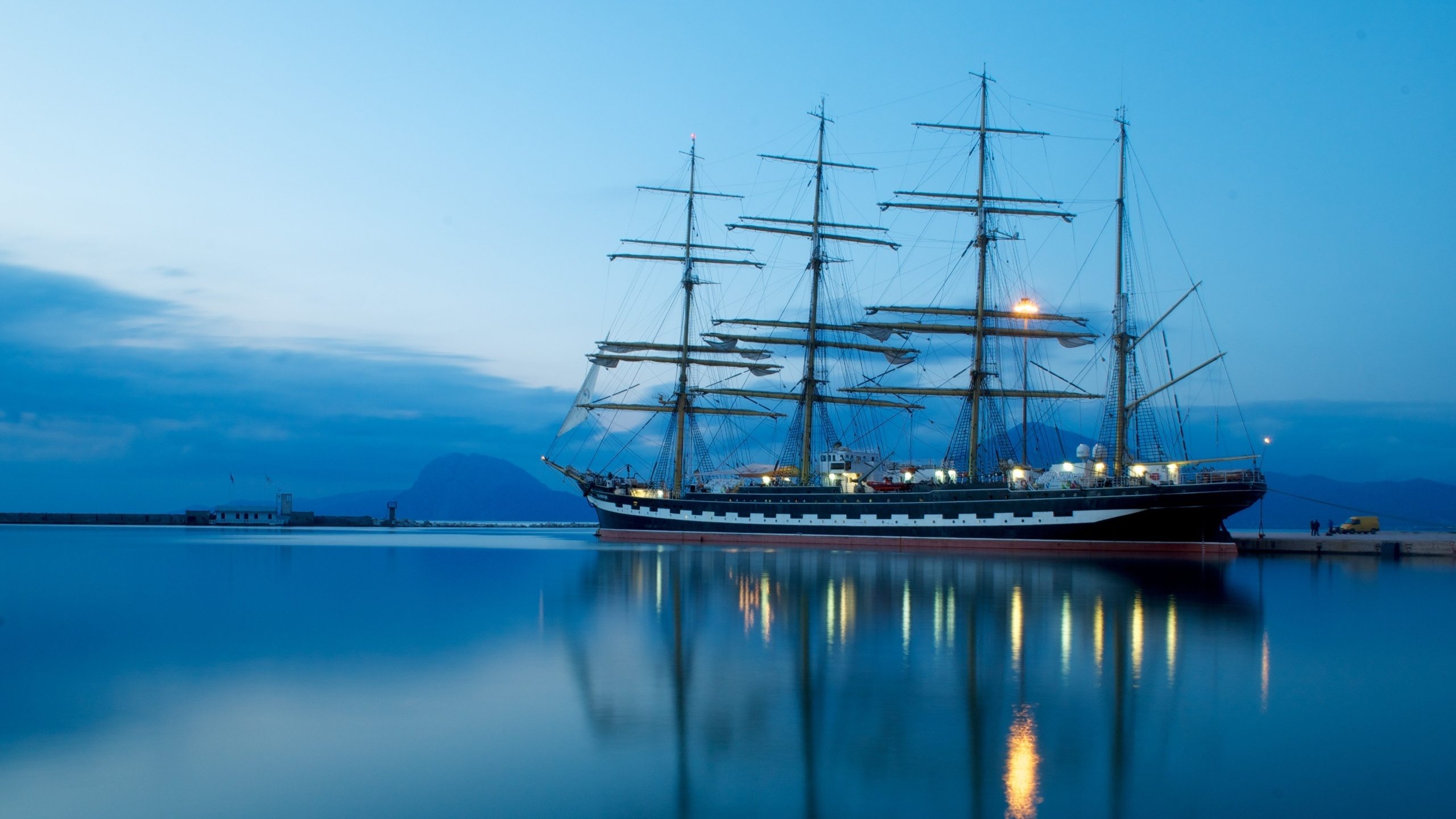 Barco Marrón y Negro Sobre el Agua Durante el Día. Wallpaper in 2560x1440 Resolution