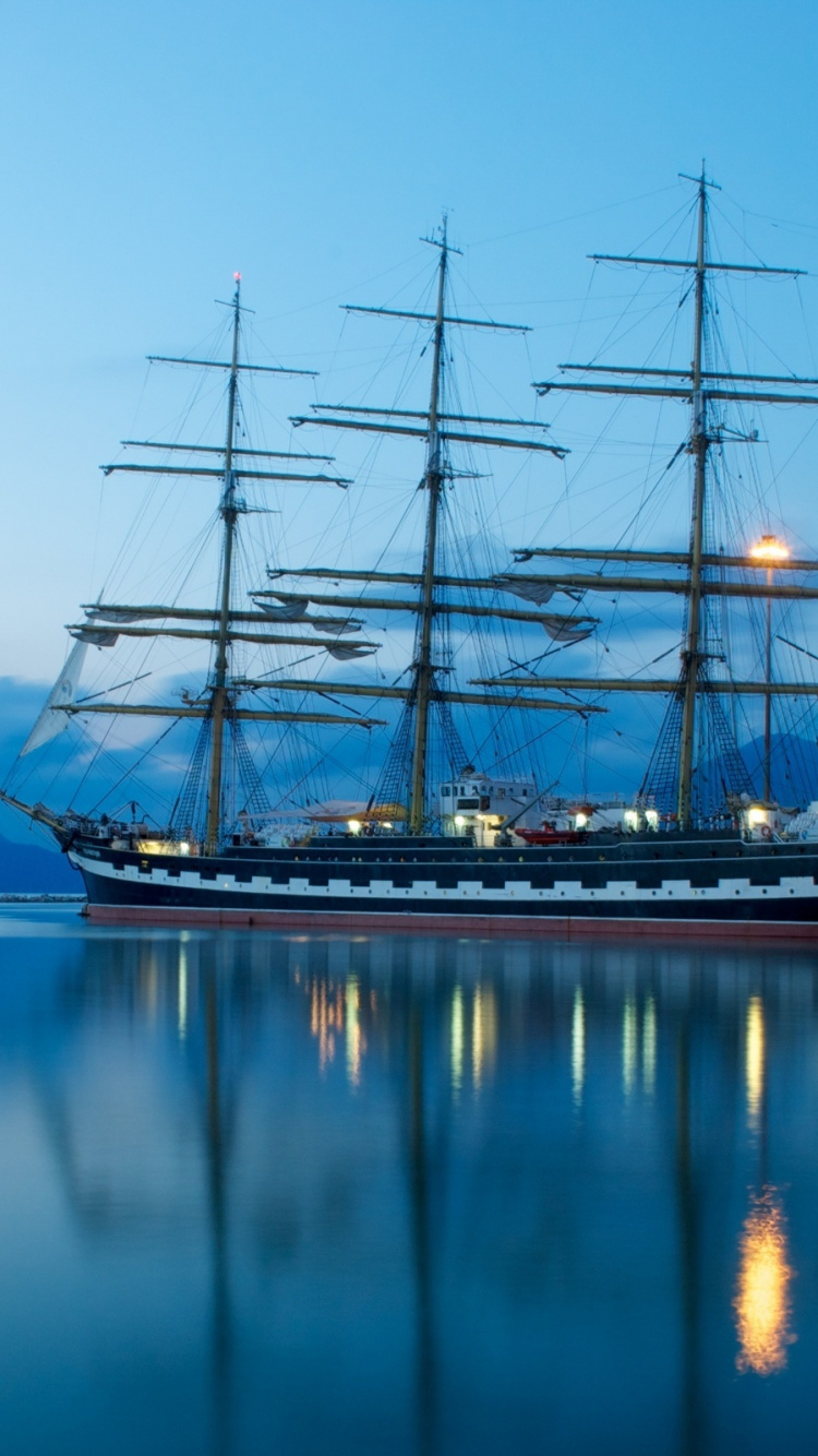 Braunes Und Schwarzes Boot Tagsüber Auf Dem Wasser. Wallpaper in 750x1334 Resolution