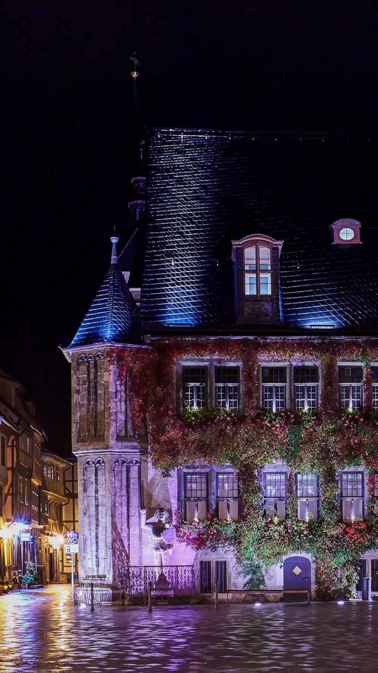 Bâtiment en Béton Brun Pendant la Nuit. Wallpaper in 750x1334 Resolution