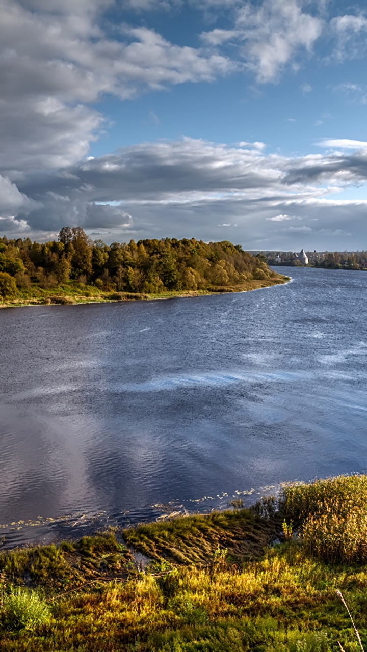 Champ D'herbe Verte Près du Lac Sous le Ciel Bleu et Les Nuages Blancs Pendant la Journée. Wallpaper in 720x1280 Resolution