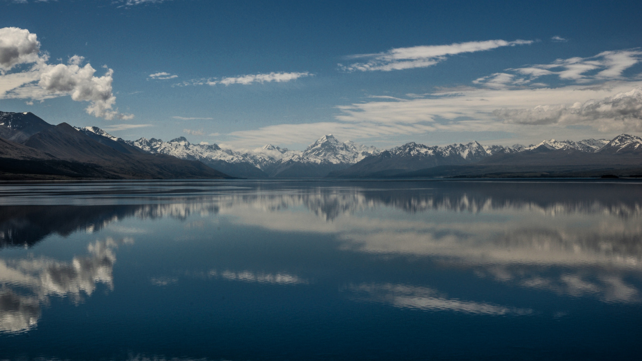 Cuerpo de Agua Cerca de la Montaña Bajo un Cielo Azul Durante el Día. Wallpaper in 1280x720 Resolution