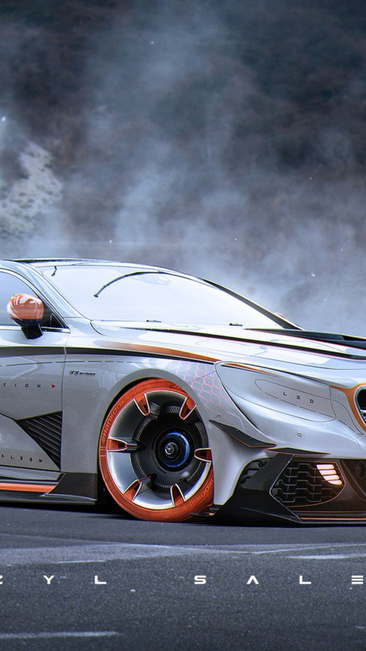 Mercedes Benz Coupe Plateado en la Carretera. Wallpaper in 750x1334 Resolution