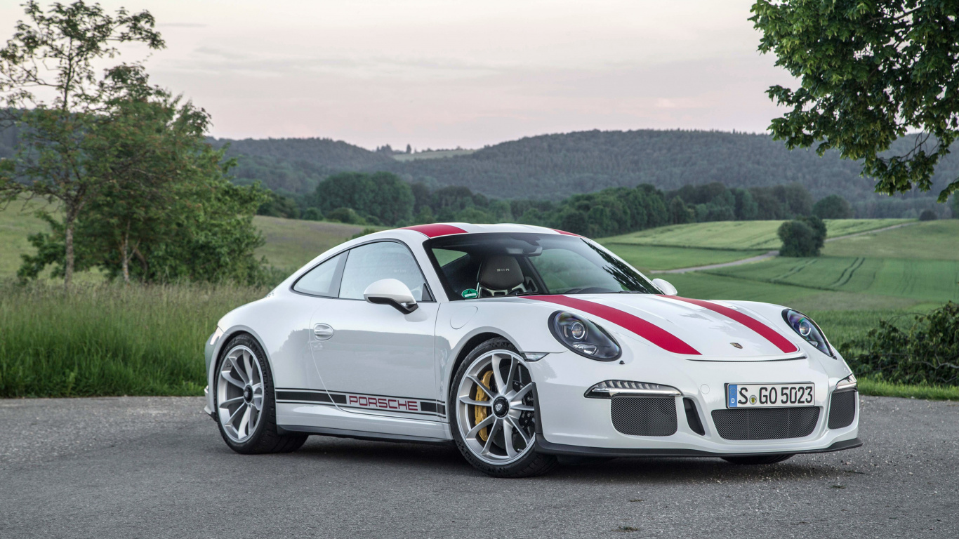 Weißer Porsche 911 Tagsüber Unterwegs. Wallpaper in 1366x768 Resolution