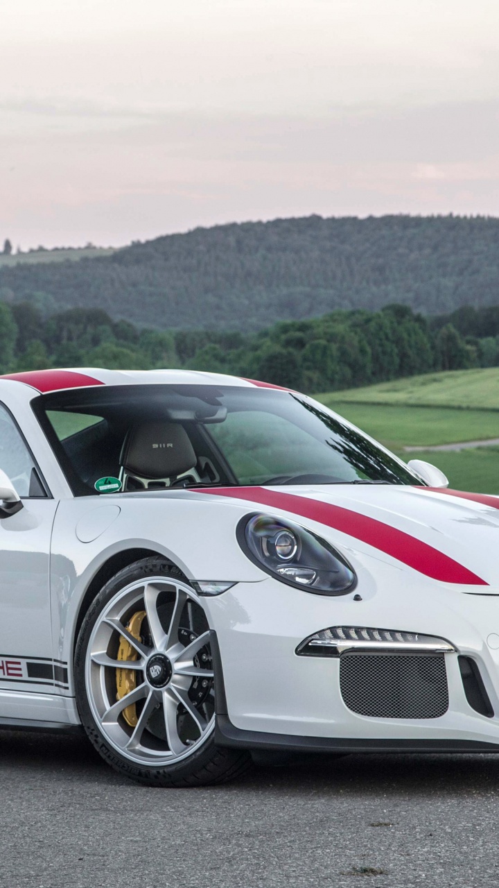 Weißer Porsche 911 Tagsüber Unterwegs. Wallpaper in 720x1280 Resolution