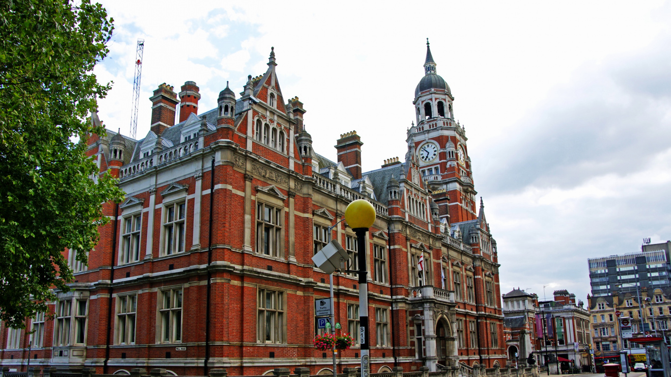Edificio de Hormigón Marrón y Blanco Durante el Día.. Wallpaper in 1366x768 Resolution