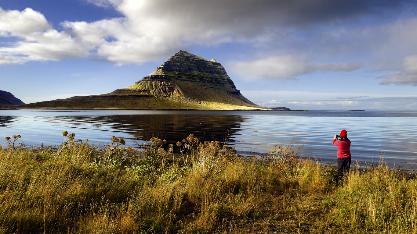 Brown Wooden House Near Body of Water Under Cloudy Sky During Daytime. Wallpaper in 1366x768 Resolution